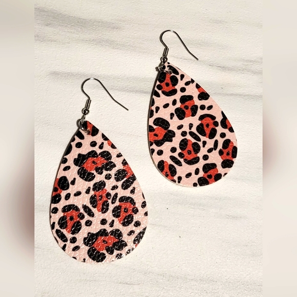Jewelry - Pink leopard‎ print leather earrings//boho//cowgirl//Southwestern//
